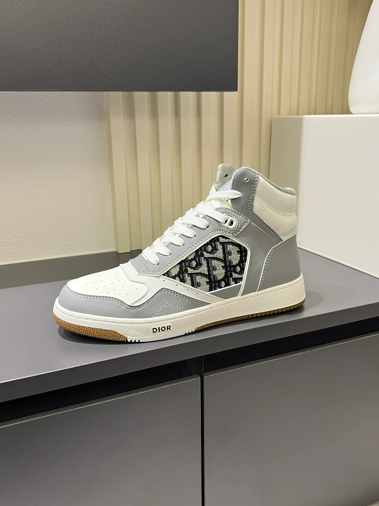Men's shoes 💰p460 "Dio*" mid-top B27 casual sneakers. This B27 high-top sneaker is a new product in the series and continues Di*r's classic style. Crafted from gray and white smooth calf leather with beige and black Oblique print panels on the sides. The "CD Icon" shaped shoelace eyelets are clever and delicate, and the two-color rubber sole, rear collar and heel are all equipped with the brand's iconic details to enhance the style. Oblique printed straps at the ankle allow for an adjustable fit to complement the overall design. Fashionable and versatile, it can complement any look. Create an exquisite design with unique dynamic vitality and modern atmosphere, presented in low-top and high-top styles. This new must-have shoe adds a new dimension to Dior's archive heritage, embodying modern elegance. Purchase the original version and make it 1:1. If you need top quality, please come to me! Male 38-44!